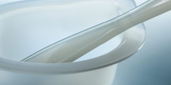 Picture of bowl and spatula manual mixing sytem with blue gradient background